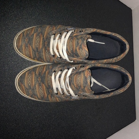 VANS Tribal Pattern Size 7 women’s - Picture 4 of 4